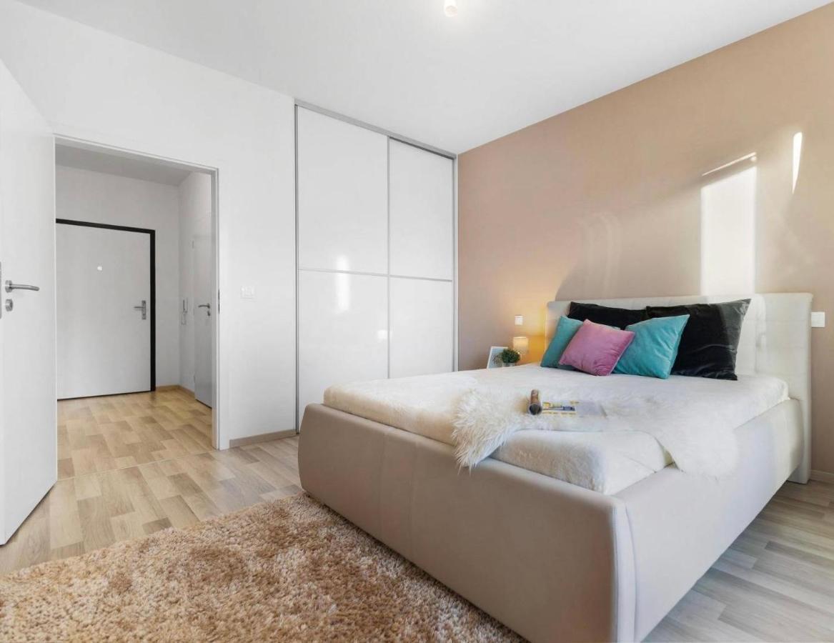 Sunflower - Modern Large Charming Apartment With Balcony 브라티슬라바 외부 사진