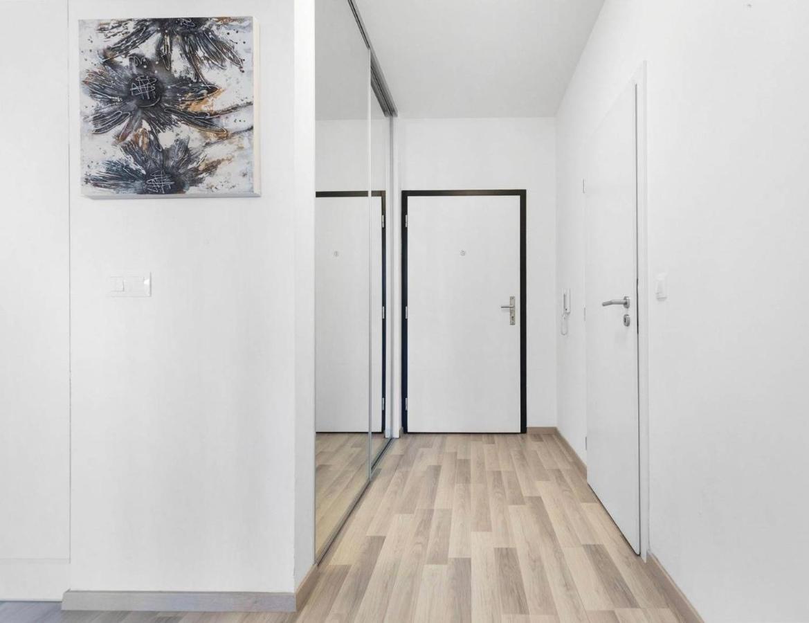 Sunflower - Modern Large Charming Apartment With Balcony 브라티슬라바 외부 사진
